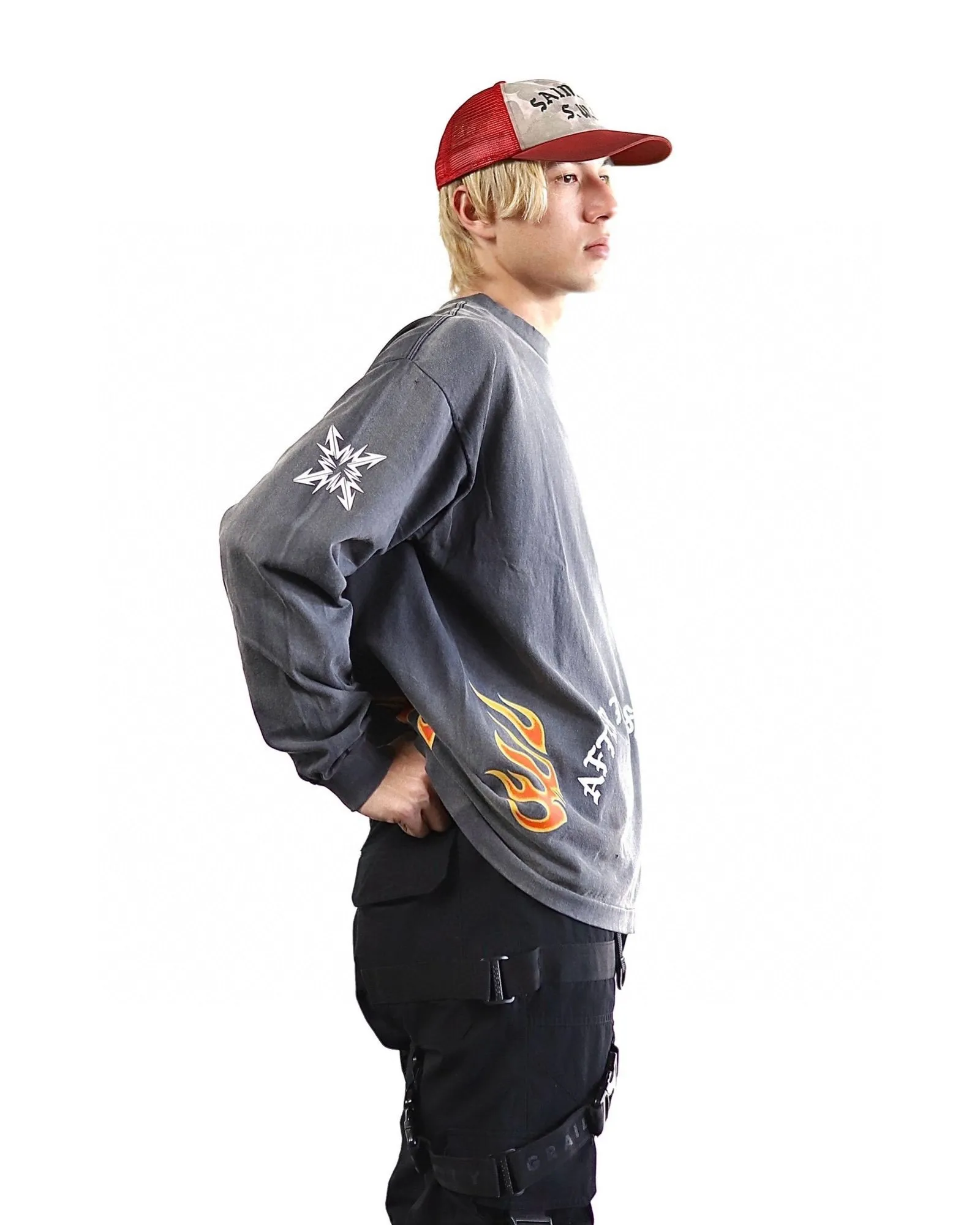 SAINT Mxxxxxx M/AFTER LS_TEE/BLACK Flame arrow Letter M retro distressed long tee Washed black S-XL Tubular fabric Assute ready-made garments dyed The whole piece is sprayed with horse-hair spray and then sprayed again to fade the color. The collar and cuffs are frayed. Many places are frayed. Extra large printing position. Very difficult to print. Complete accessories. With little angel anti-counterfeiting label.